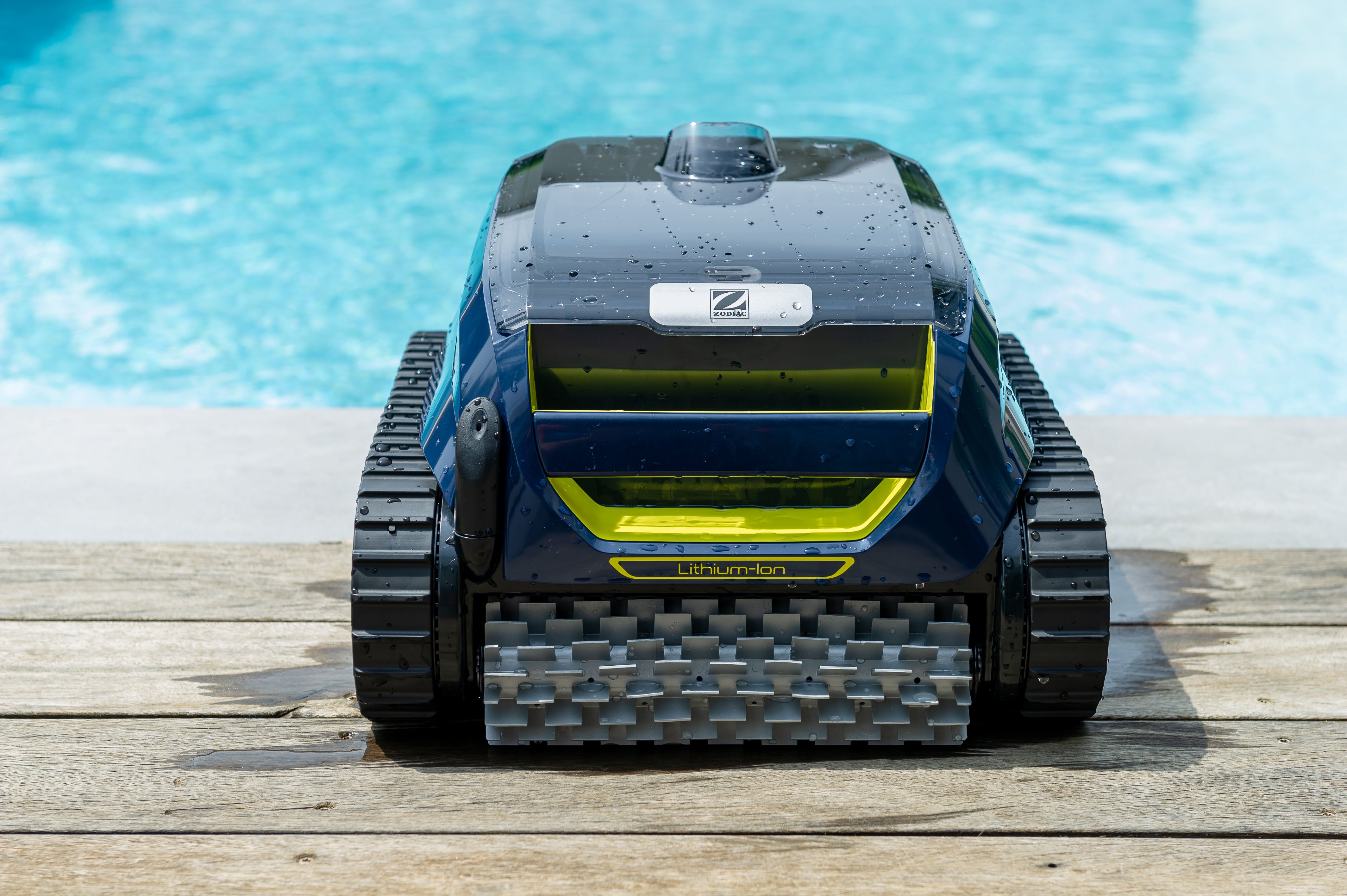 ZODIAC FREERIDER FR500 -FR800 IQ CORDLESS ROBOT beside swimming pool